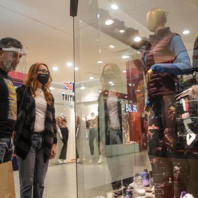  PORTO ALEGRE, RS, BRASIL - 2020.05.22 - Reabertura de shoppings na capital. O Shopping Total abriu as portas e algumas lojas para clientes nesta sexta. Na entrada os clientes têm sua temperatura medida e marcações no piso marcam o distanciamento necessário. Na imagem: João Niederauer, 60 anos, professor. Marjane Pinto de Souza, 52. (Foto: ANDRÉ ÁVILA/ Agência RBS)Indexador: Andre Avila<!-- NICAID(14506221) -->