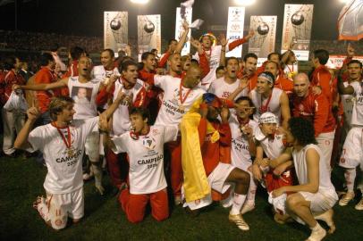 *** F.Gomes - Inter final 2 ***Internacional empata em 2 a 2 com o São Paulo no estádio Beira-Rio e conquista a Copa Libertadores da América 2006 pela primeira vez.Jogadores e comissão técnica comemoram após receber a taça e as medalhas.