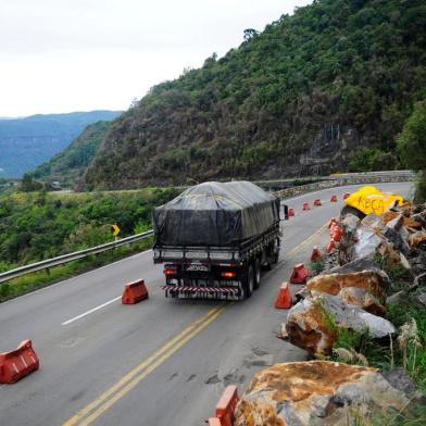  ITATI, RS, BRASIL, 22/05/2020. Queda de barreira em Itati, na Rota do Sol, completa um ano nesta sexta-feira. Após 12 meses, remoção de rochas e obras de contenção definitiva ainda não foram iniciadas. A queda de barreira que obstrui parcialmente o trânsito no trecho de Itati, km 4 da ERS-486, a Rota do Sol, aconteceu em 22/05/2019. (Porthus Junior/Agência RBS)<!-- NICAID(14506446) -->