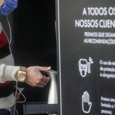 PORTO ALEGRE, RS, BRASIL - No primeiro final de semana com autorização para reabrir, dois dos principais shoppings de Porto Alegre recebem clientes com algumas restrições para a segurança. *FOTOS EM BAIXA (Foto: ANDRÉ ÁVILA/ Agência RBS)<!-- NICAID(14506699) -->