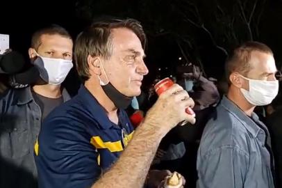 Presidente Jair Bolsonaro sai à rua e provoca aglomeração em Brasília.<!-- NICAID(14506773) -->