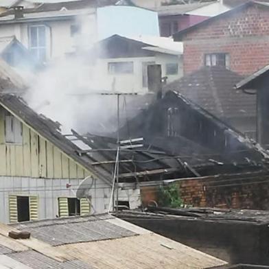 Incêndio atinge residência no Sagrada Família, em Caxias do Sul.<!-- NICAID(14506803) -->