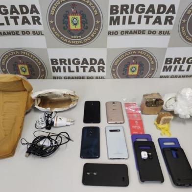 Um casal, suspeito de fornecer celulares e drogas aos detentos da Penitenciária Estadual do Apanhador, foi preso na manhã de ontem na Rua Ciro Luiz Pancera, no bairro Cidade Nova, em Caxias do Sul. Durante patrulhamento, os policiais se depararam com um veículo Fiat Uno branco, com placas de Porto Alegre, saindo da garagem de uma casa, com as mesmas características informadas pelo setor de inteligência do Comando Regional de Polícia Ostensiva da Serra (CRPO/Serra).O motorista do veículo, Jorge Rodrigues da Silva, que estava foragido havia mais de três anos, fugiu ao ser abordado pelos policiais. Ele saiu correndo para dentro de casa, subiu no telhado do vizinho e acabou caindo, sofrendo uma lesão no rosto. No carro, a mulher de Rodrigues, Silvana Maria Noll, foi flagrada com uma sacola contendo celulares e entorpecentes embalados que, supostamente, seriam arremessados para dentro da penitenciária.No total, foram apreendidos mais de meio quilo de drogas, entre maconha, cocaína e crack, quatro celulares e quatro chips, além de carregadores, fones de ouvido e embalagens com esponja que, conforme a ocorrência, seriam para proteger os aparelhos da queda.<!-- NICAID(14506842) -->