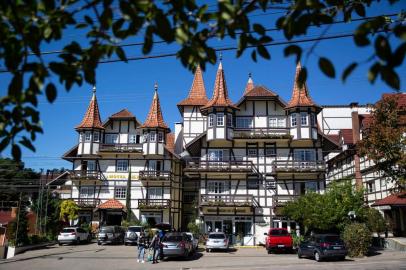  GRAMADO, RS, BRASIL - 17.05.2020 - Gramado tenta retomada lenta e gradual do turismo. Em algumas entradas da cidade funcionários da Secretaria da Saúde fazem barreiras Sanitárias. Na imagem: Hotel Sky. (Foto: Jefferson Botega/Agencia RBS)Indexador: Jeff Botega<!-- NICAID(14501794) -->