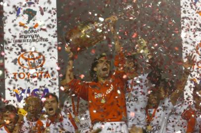 *** Valdir Friolin > Libertadores 03 ***Internacional empata em 2 a 2 com o São Paulo no estádio Beira-Rio e conquista a Copa Libertadores da América 2006 pela primeira vez.Fernandão levantando a taça de campeão.<!-- NICAID(1831475) -->