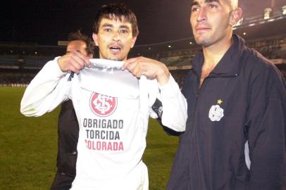 #Máquina: D1-5021769Grêmio x Olimpia pela semi-final da Copa Libertadores da América. Jogador Enciso mostrando camiseta do Inter.<!-- NICAID(895836) -->