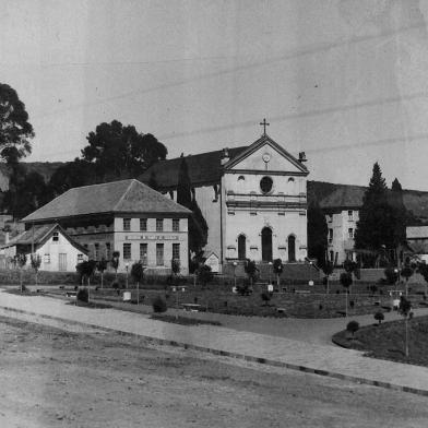 A praça Dante Marcucci e o centro do antigo distrito de São Marcos em meados dos anos 1940, após as obras de saneamento, aterro e paisagismo<!-- NICAID(14506806) -->