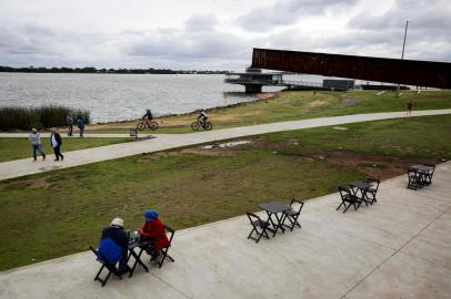  PORTO ALEGRE, RS, BRASIL, 24-05-2020: Tempo nublado e frio diminui movimento na orla. No entanto, ainda era possível ver diversas pessoas sem máscara em grupos, caminhando e andando de bicicleta. (Foto: Mateus Bruxel / Agência RBS) (Foto: Mateus Bruxel / Agência RBS)Indexador: Mateus Bruxel<!-- NICAID(14506880) -->