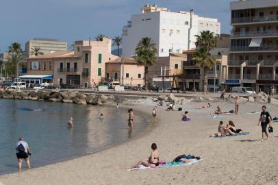 People sunbathe at Portixol beach in Palma de Mallorca on May 25, 2020, on the first day after beaches reopened in parts of the country after months-long closures. - Regions incorporating just under half of Spains nearly 47 million inhabitants were moving into phase two of the three-stage rollback that is due to be completed by the end of June. (Photo by JAIME REINA / AFP)<!-- NICAID(14507212) -->