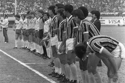  -Grêmio Campeão do Mundo 1983.-Grêmio Campeão Mundial Interclubes, em Tóquio, no Japão, em 1983.GRÊMIO 2 x 1 HAMBURGOEstádio Nacional de Tóquio-CRÉDITO: Luís Ávila, Agência RBS, 11/12/1983-#Envelope: 16705