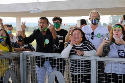 BRASÃLIA, DF, 25.05.2020 - Apoiadores de Jair Bolsonaro xingam profissionais de imprensa que trabalham no PalÃ¡cio da Alvorada, em BrasÃ­lia (DF), nesta segunda, apÃ³s a saÃ­da do presidente. (Foto: Pedro Ladeira/Folhapress)<!-- NICAID(14507312) -->