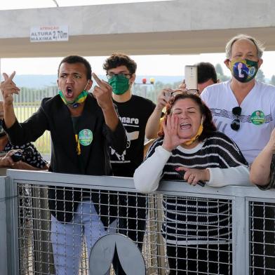 BRASÃLIA, DF, 25.05.2020 - Apoiadores de Jair Bolsonaro xingam profissionais de imprensa que trabalham no PalÃ¡cio da Alvorada, em BrasÃ­lia (DF), nesta segunda, apÃ³s a saÃ­da do presidente. (Foto: Pedro Ladeira/Folhapress)<!-- NICAID(14507312) -->