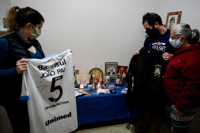 Família de João Batista Ramos de Freitas montou um local com relicários para homenagear ele, em casa.