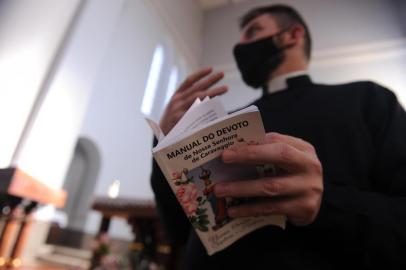 FARROUPILHA, RS, BRASIL, 25/05/2020 -Padre Jocimar Romio, 35 anos, trabalha há quatro anos no Santuário de Caravaggio. É um dos padres que tem rezado missas online durante a pandemia. (Marcelo Casagrande/Agência RBS)<!-- NICAID(14507614) -->