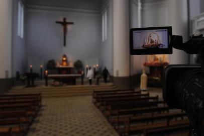  FARROUPILHA, RS, BRASIL, 24/05/2020 - Comandada pelo bispo Dom José Gislon, a missa da manhã deste domingo no Santuário de Nossa Senhora de Caravaggio, em Farroupilha, foi presenciada por pouco mais de uma dezena de pessoas, entre acompanhantes dos coristas e da equipe que fazia a transmissão ao vivo para a TV Canção Nova. Uma situação diferente imposta pela pandemia de covid-19, que forçou a igreja a orientar os fiéis a não fazer a romaria este ano, mas sim acompanhar as celebrações e fazer suas orações em casa. (Marcelo Casagrande/Agêwncia RBS)<!-- NICAID(14506901) -->