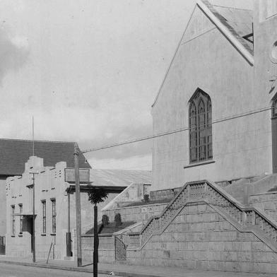 Novas instalações da Companhia Telefônica Riograndense em Caxias do Sul, no início da década de 1940. Central funcionava na Avenida Júlio de Castilhos, ao lado da Igreja Metodista (na foto, é a casa de alvenaria de um pavimento ao centro). Primórdios da CRT. <!-- NICAID(14507425) -->