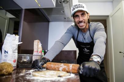  PORTO ALEGRE, RS, BRASIL - 25.05.2020 - Claus da dupla Claus & Vanessa preparando pizza em casa. (Foto: Marco Favero/Agencia RBS)<!-- NICAID(14507926) -->