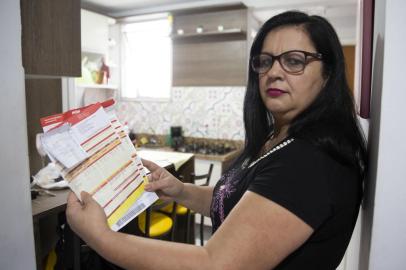  CANOAS, RS, BRASIL - 22.05.2020 - Dona Eni Ferreira mostra conta de luz com o dobro de diferenças para mais, de um mês para outro. (Foto: Jefferson Botega/Agencia RBS)Indexador: Jefferson Botega