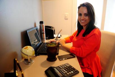  CAXIAS DO SUL, RS, BRASIL, 20/05/2020. Empresária Francine Luz, que tem agência de viagem e está atuando de forma remota (home office). Matéria sobre adaptação de pequenas empresas ao novo sistema de trabalho. (Porthus Junior/Agência RBS)<!-- NICAID(14504293) -->