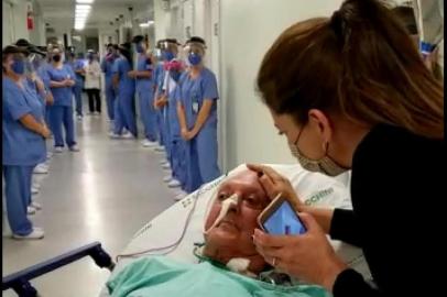 Danilo Dal Ponte, 78, recebe homenagem de equipe do Hospital Tacchini ao deixar a UTI aós 54 dias internado com Covid-19<!-- NICAID(14508125) -->