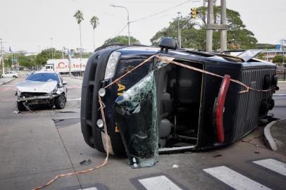 Acidente entre viatura da Susepe e automóvel na avenida Ipiranga<!-- NICAID(14508128) -->