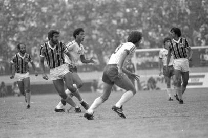  -Grêmio Campeão do Mundo 1983.-Grêmio Campeão Mundial Interclubes, em Tóquio, no Japão, em 1983.GRÊMIO 2 x 1 HAMBURGOEstádio Nacional de Tóquio-CRÉDITO: Luís Ávila, Agência RBS, 11/12/1983-#Envelope: 16705