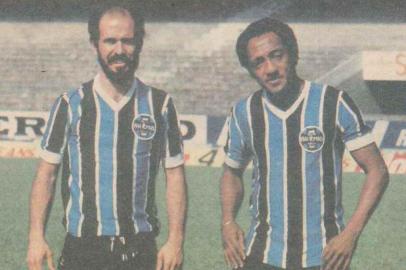 Foto publicada na Zero Hora de 9 de outubro de 1983. Jogadores Mário Sérgio e Paulo César, do Grêmio.