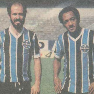 Foto publicada na Zero Hora de 9 de outubro de 1983. Jogadores Mário Sérgio e Paulo César, do Grêmio.