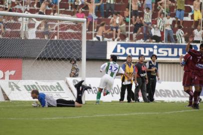 Campeonato Gaúcho 2003 - Lance da partida entre Caxias 3x5 Juventude no estádio Centenário em Caxias do Sul.#PÁGINA: 8 Fonte: Agência RBS<!-- NICAID(1426025) -->