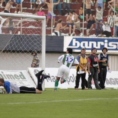 Campeonato Gaúcho 2003 - Lance da partida entre Caxias 3x5 Juventude no estádio Centenário em Caxias do Sul.#PÁGINA: 8 Fonte: Agência RBS<!-- NICAID(1426025) -->