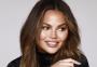 Chrissy Teigen fará cirurgia para retirada de silicone: "Cansei"