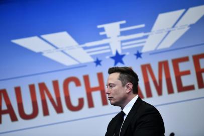 NASA, SpaceX launch first astronauts to ISS from USElon Musk looks on as US President Donald Trump attends SpaceX launch at the Kennedy Space Center in Florida on May 27, 2020. - US President Donald Trump travels to Florida to see the historic first manned launch of the SpaceX Falcon 9 rocket with the Crew Dragon spacecraft, the first to launch from Cape Canaveral since the end of the space shuttle program in 2011. (Photo by Brendan Smialowski / AFP)Editoria: FINLocal: Kennedy Space CenterIndexador: BRENDAN SMIALOWSKISecao: space programmeFonte: AFPFotógrafo: STF<!-- NICAID(14509279) -->