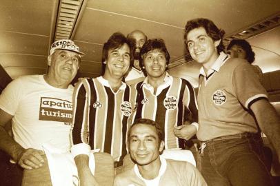  Jogadores do Grêmio no avião, rumo a Tóquio, 1983 #Envelope: 16707#Fotógrafo: Luiz Avila