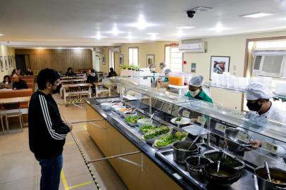 PORTO ALEGRE, RS, BRASIL, 27-05-2020: Buffet no restaurante Prato Verde. Balanço de reabertura de restaurantes e comércio após decreto de flexibilização. (Foto: Mateus Bruxel / Agência RBS)<!-- NICAID(14509145) -->