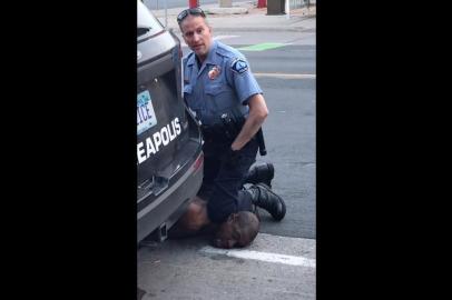 EDITORS NOTE: Graphic content / This still image taken from a May 25, 2020, video courtesy of Darnella Frazier via Facebook, shows a Minneapolis, Minnesota, police officer arresting George Floyd. - The four Minneapolis police officers involved in Floyds death have been fired, Minneapolis Mayor, Jacob Frey, said on Twitter on May 26, saying it was the right decision. Witnesses say Floyd repeatedly tell the officers, I cannot breathe! after being pinned to the ground by an officer with his knee on Floyds neck. (Photo by Darnella Frazier / Facebook/Darnella Frazier / AFP) / RESTRICTED TO EDITORIAL USE - MANDATORY CREDIT AFP PHOTO / Facebook / Darnella Frazier - NO MARKETING - NO ADVERTISING CAMPAIGNS - DISTRIBUTED AS A SERVICE TO CLIENTS<!-- NICAID(14509659) -->