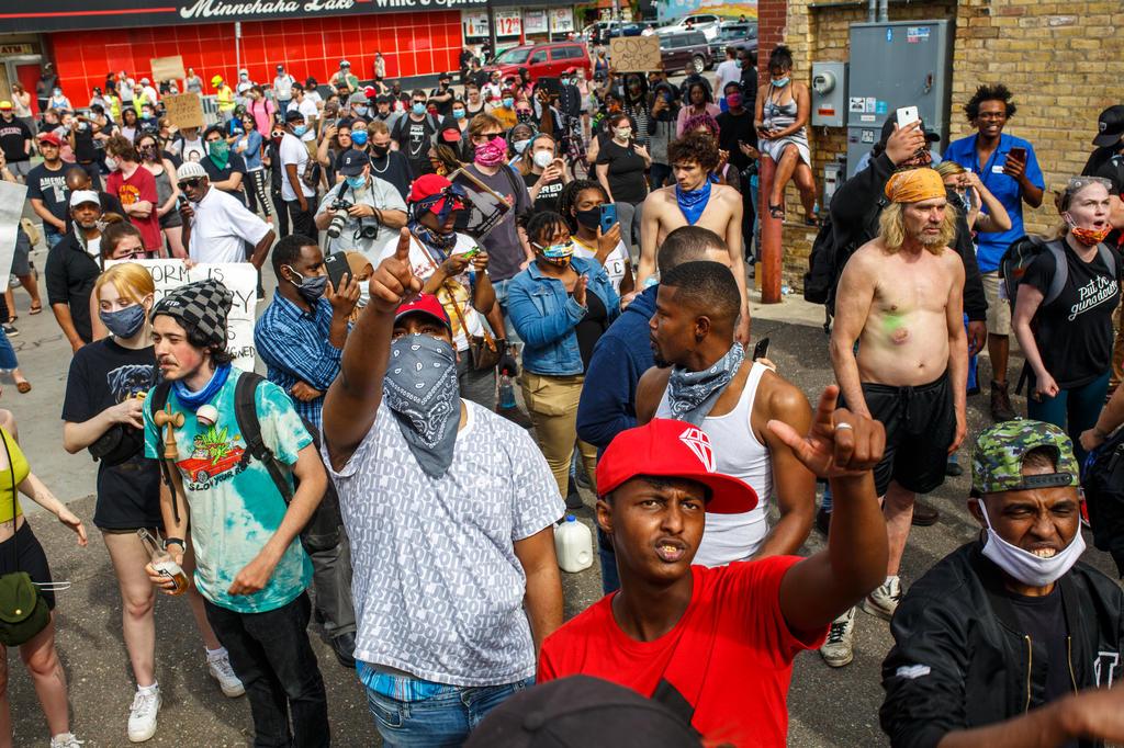 Protestos violentos contra morte de negro sufocado por policial se