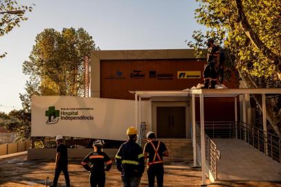  PORTO ALEGRE, RS, BRASIL - 27.05.2020 - O novo hospital para atendimento a pacientes com coronavírus, em Porto Alegre, será entregue nesta quinta-feira (28), 30 dias depois do início de sua construção. Com investimento de R$ 10,4 milhões, a estrutura resulta de uma parceria entre as empresas Gerdau, Ipiranga, Zaffari e Hospital Moinhos de Vento.A unidade tem 60 leitos em um espaço anexo ao Hospital Independência, na Avenida Antônio de Carvalho. A data de início do atendimento médico ainda não foi divulgada. Os serviços serão voltados exclusivamente a pacientes do Sistema Único de Saúde (SUS). (Foto: Marco Favero/Agencia RBS)<!-- NICAID(14509366) -->