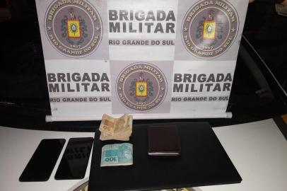 Detento que cumpria pena em prisão domiciliar é flagrado hospedado em hotel de  Bento Gonçalves <!-- NICAID(14509710) -->