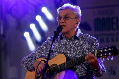  Com voz melodiosa e canções lendárias, Caetano Veloso encantou, nesta sexta-feira, o público parisiense que lotou os arredores da igreja da Madeleine, em um show gratuito, no qual a crise política do Brasil aflorou quando fãs gritaram palavras de ordem contra o presidente Michel Temer.Editoria: ACELocal: ParisIndexador: FRANCOIS GUILLOTSecao: musicFonte: AFPFotógrafo: STF<!-- NICAID(12419775) -->