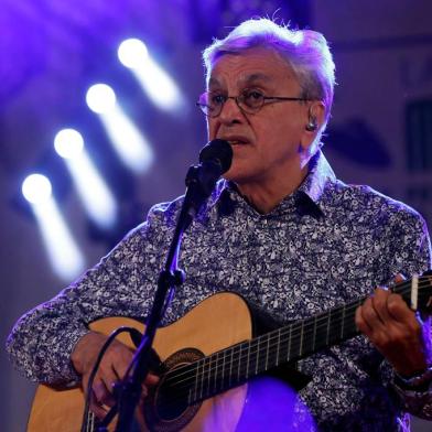  Com voz melodiosa e canções lendárias, Caetano Veloso encantou, nesta sexta-feira, o público parisiense que lotou os arredores da igreja da Madeleine, em um show gratuito, no qual a crise política do Brasil aflorou quando fãs gritaram palavras de ordem contra o presidente Michel Temer.Editoria: ACELocal: ParisIndexador: FRANCOIS GUILLOTSecao: musicFonte: AFPFotógrafo: STF<!-- NICAID(12419775) -->