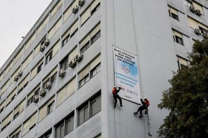  PORTO ALEGRE, RS, BRASIL, 29-04-2020: Alpinistas escalam o hospital São Lucas, da Pucrs, e estendem faixa para homenagear profissionais da saúde, que atuam na linha de frente no combate à pandemia de covid-19. (Foto: Mateus Bruxel / Agência RBS)Indexador: Mateus Bruxel<!-- NICAID(14488670) -->