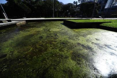  PORTO ALEGRE,RS,BRASIL.2019,05,20.Lago em frente ao Auditório Araujo Viana,com água parada,e lixo dentro do lago.(RONALDO BERNARDI/AGENCIA RBS).<!-- NICAID(14085270) -->