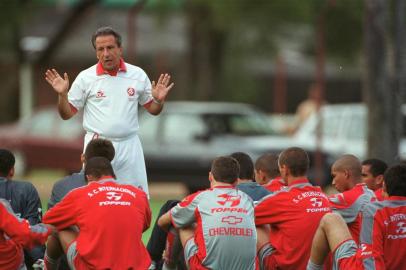 O técnico do Inter reúne os jogadores no centro do gramado.#PÁGINA:53#ENVELOPE: 259320<!-- NICAID(627780) -->