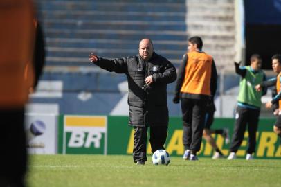 RS - FUTEBOL/TREINO GREMIO  - ESPORTES - Julinho Camargo, treinador do Gremio, durante o treino da equipe, realizado na manha desta terca-feira, no gramado do Estadio Olimpico, na preparacao para a partida contra o Cruzeiro, valida pelo Campeonato Brasileiro. FOTO: LUCAS UEBEL/GREMIO FBPA<!-- NICAID(7262951) -->