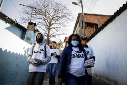  PORTO ALEGRE, RS, BRASIL, 28-05-2020: Integrantes da Cufa (Central Única das Favelas) distribuem kits com máscaras e alcool gel para moradores da Vila Cruzeiro, no bairro Santa Teresa. A ação ocorre em parceria entre o Grupo RBS, Renner e Lebes. (Foto: Mateus Bruxel / Agência RBS)Indexador: Mateus Bruxel<!-- NICAID(14509777) -->