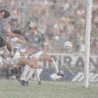 Foto publicada na Zero Hora de 5 de dezembro de 1983. Jogo entre Grêmio e Novo Hamburgo, a última partida antes da viagem a Tóquio para o jogo contra o Hamburgo, pelo Munidla de Clubes. O Novo Hamburgo venceu por 1 a 0, no Olímpico.<!-- NICAID(10027486) -->