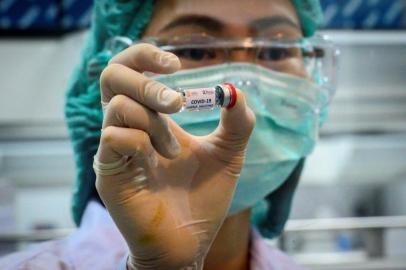 This picture taken on May 23, 2020 shows a laboratory technician holding a dose of a COVID-19 novel coronavirus vaccine candidate ready for trial on monkeys at the National Primate Research Center of Thailand at Chulalongkorn University in Saraburi. - After conclusive results on mice, Thai scientists from the centre have begun testing a COVID-19 novel coronavirus vaccine candidate on monkeys, the phase before human trials. (Photo by Mladen ANTONOV / AFP)<!-- NICAID(14508396) -->