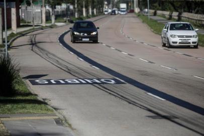  PORTO ALEGRE, RS, BRASIL - 2020.05.28 - A Prefeitura de Porto Alegre entrega mais 8,9 quilômetros de faixas exclusivas para o transporte coletivo. Na foto- Av. Ipiranga. (Foto: ANDRÉ ÁVILA/ Agência RBS)Indexador: Andre Avila<!-- NICAID(14509882) -->