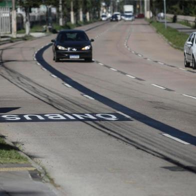  PORTO ALEGRE, RS, BRASIL - 2020.05.28 - A Prefeitura de Porto Alegre entrega mais 8,9 quilômetros de faixas exclusivas para o transporte coletivo. Na foto- Av. Ipiranga. (Foto: ANDRÉ ÁVILA/ Agência RBS)Indexador: Andre Avila<!-- NICAID(14509882) -->