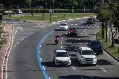  PORTO ALEGRE, RS, BRASIL - 2020.05.28 - A Prefeitura de Porto Alegre entrega mais 8,9 quilômetros de faixas exclusivas para o transporte coletivo. Na foto- Loureiro da Silva. (Foto: ANDRÉ ÁVILA/ Agência RBS)Indexador: Andre Avila<!-- NICAID(14509889) -->